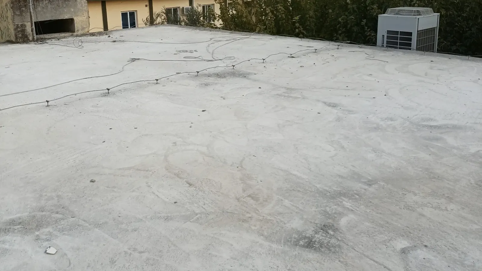 Επιφάνεια ταράτσας κατά την προετοιμασία, πριν τη μόνωση