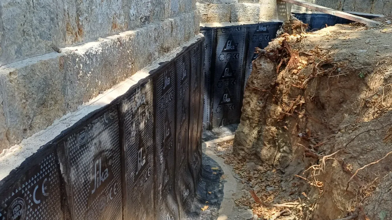 Στεγανοποίηση εξωτερικού τοιχίου υπογείου με μεμβράνη αποστράγγισης