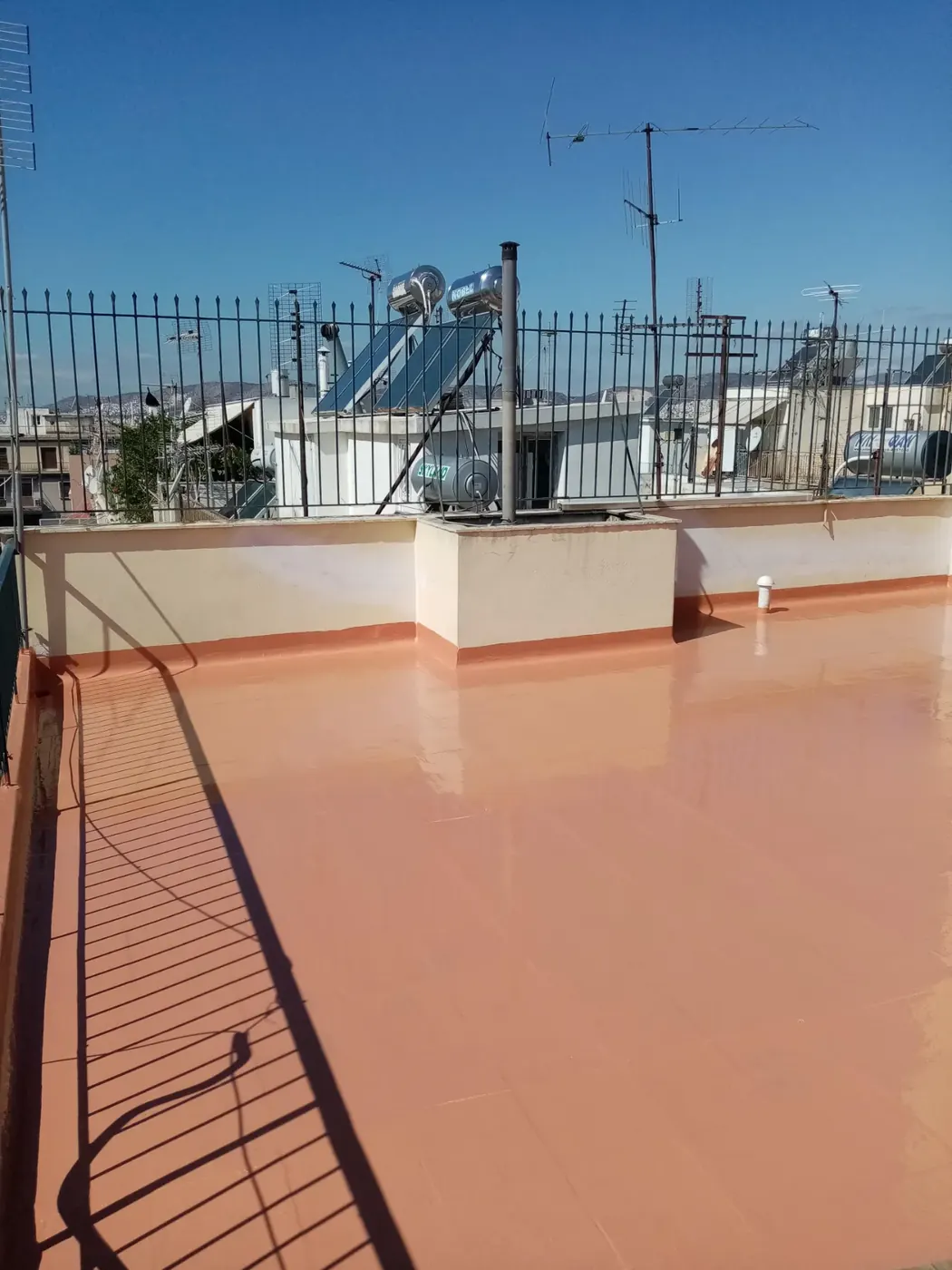 Ταράτσα με πολυουρεθανική στεγανοποίηση σε απόχρωση κεραμιδί