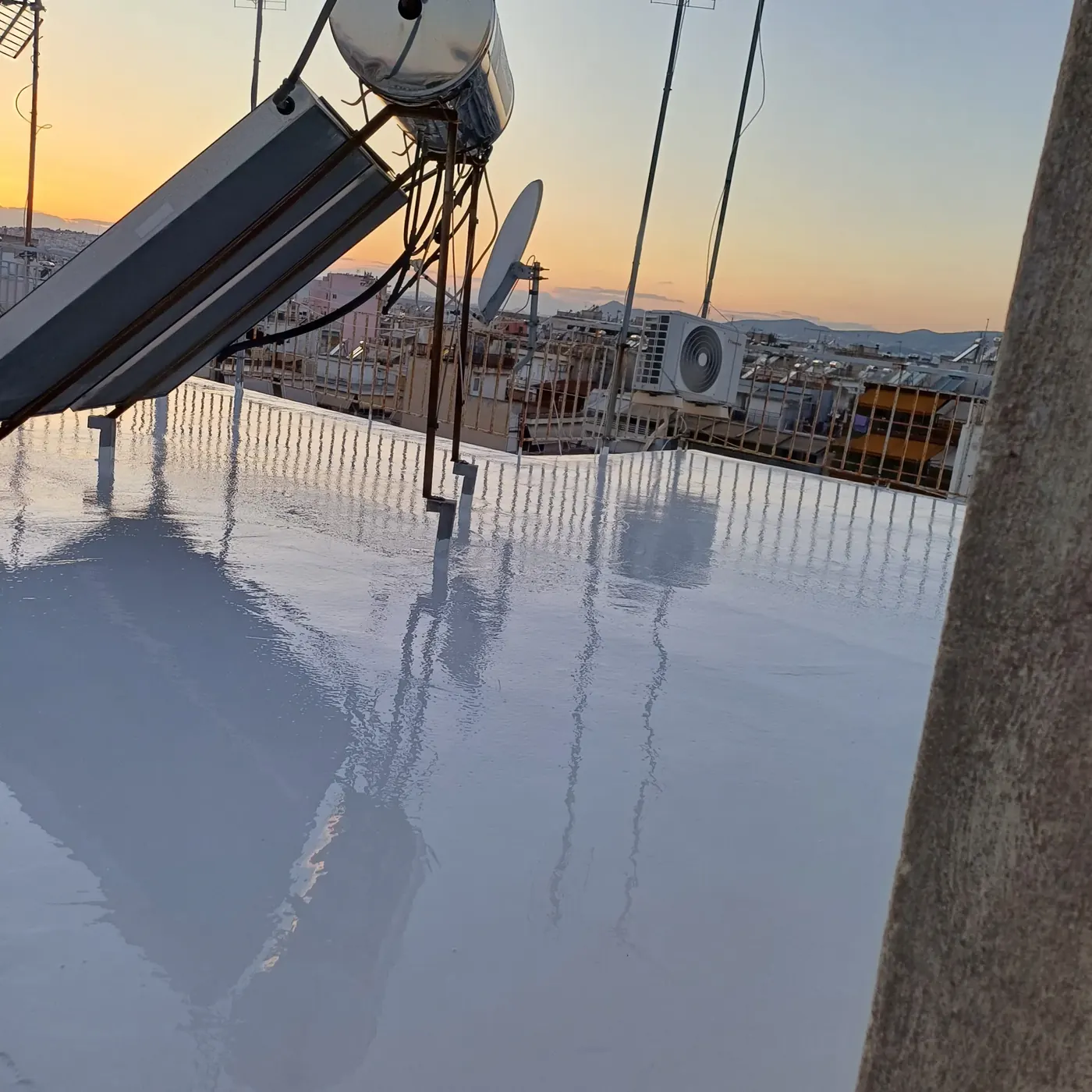 Λευκή πολυουρεθανική μεμβράνη σε ταράτσα, ενιαία επιφάνεια χωρίς ραφές