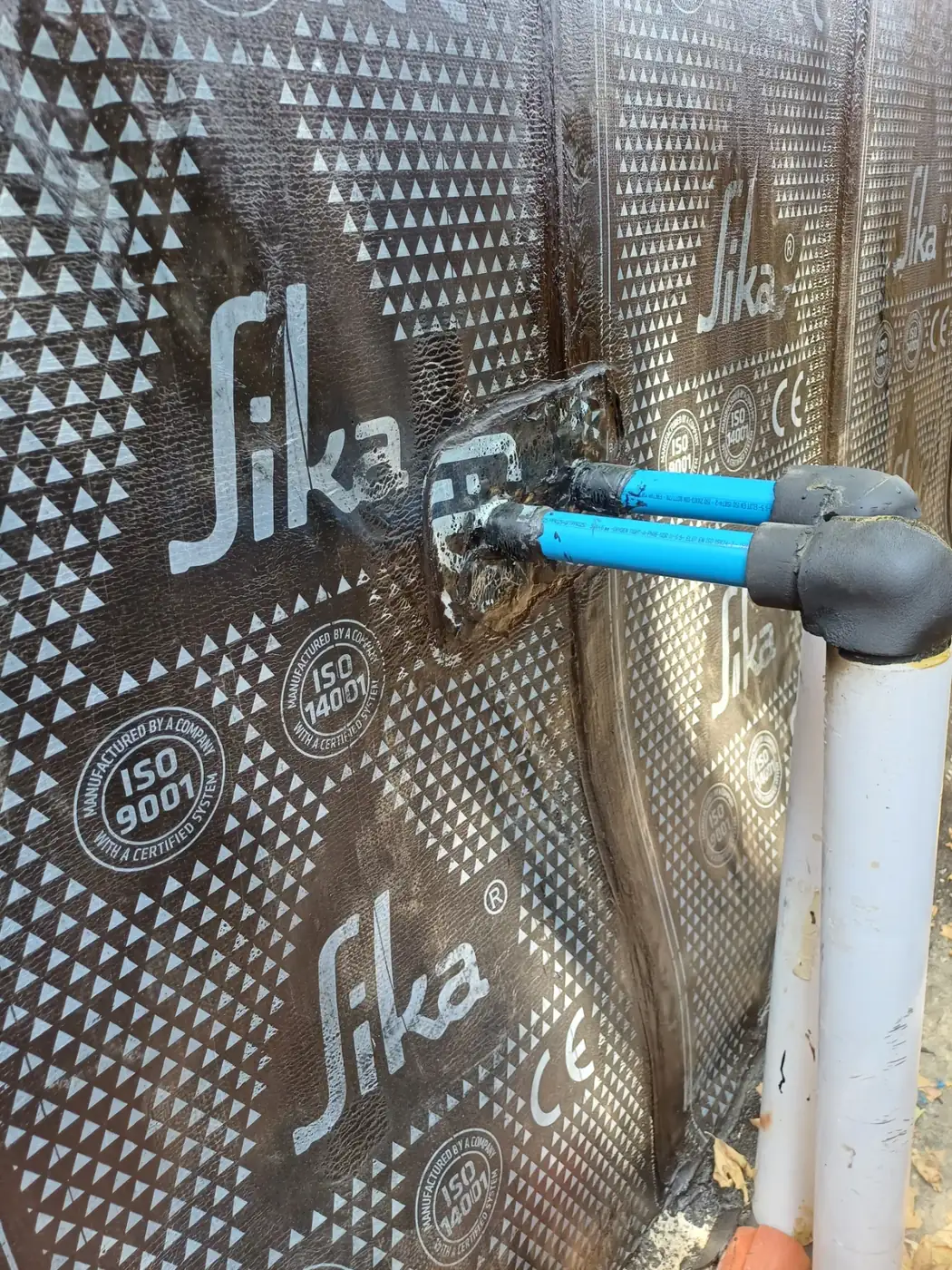 Μεμβράνη αποστράγγισης με κόμβους σε τοιχίο υπογείου και σωλήνας αποστράγγισης