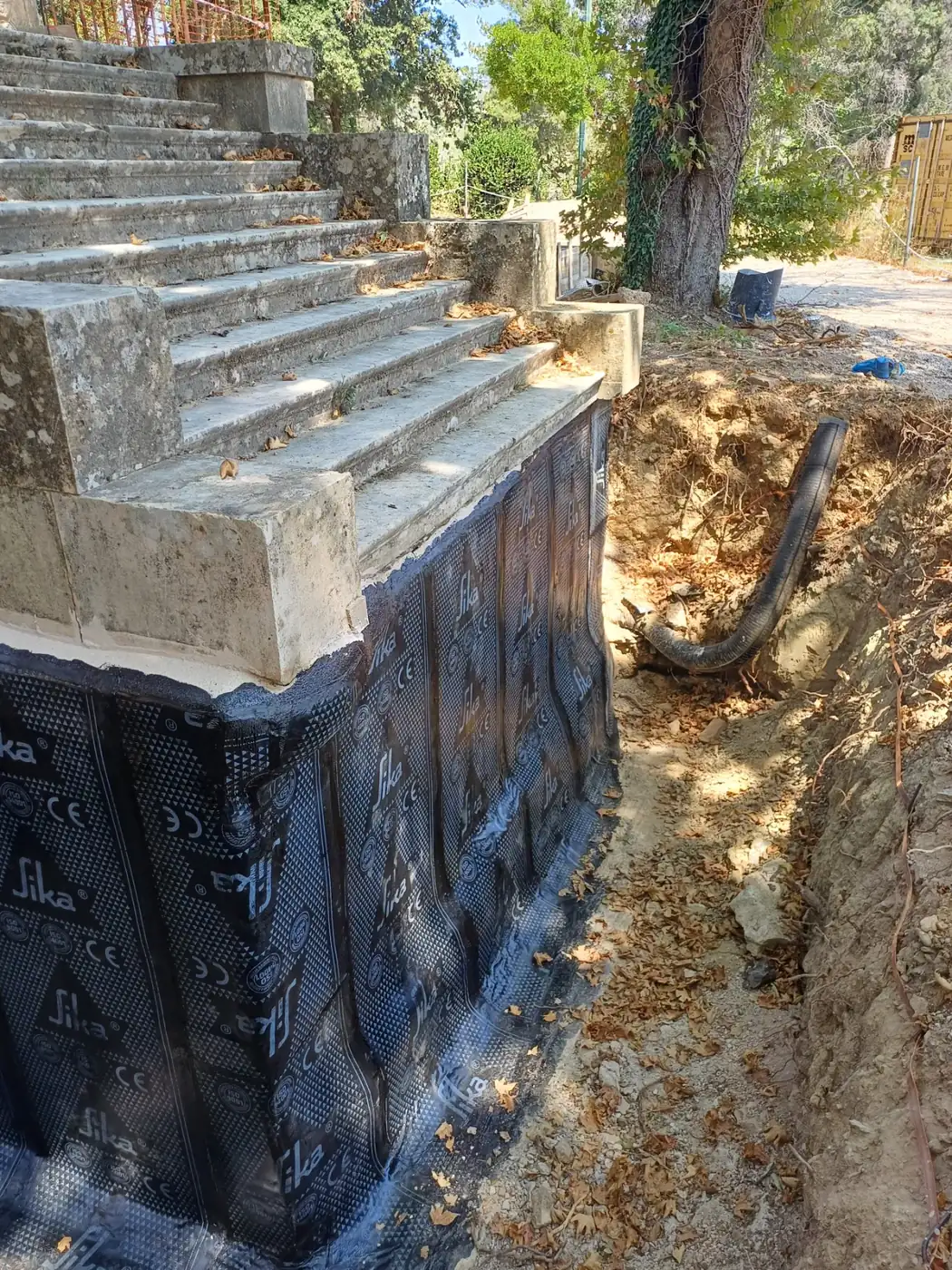 Περιμετρική τάφρος σε υπόγειο κτιρίου με τοποθετημένη στεγανωτική μεμβράνη
